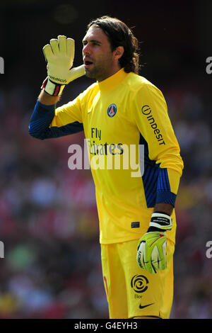 Soccer - Emirates Cup 2011 - Paris Saint Germain v New York Red Bulls - Emirates Stadium. Salvatore Sirigu, Paris Saint Germain goalkeeper Stock Photo