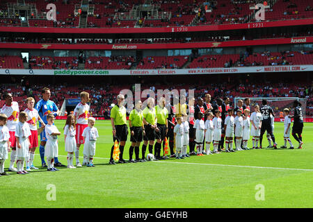 Soccer - Emirates Cup 2011 - Paris Saint Germain v New York Red Bulls - Emirates Stadium. New York Red Bulls and Paris Saint Germain players line up prior to kick-off Stock Photo