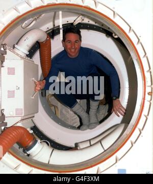 KSC02-19981031-KENNEDY SPACE CENTER, FL, UNITED STATES : US Payload Commander Stephen Robinson gets a handhold in the connecting tunnel 29 October as he moves from the Spacehab module in the US space shuttle Discovery's cargo bay to the middeck area. The Discovery and her seven person international crew are on a nine day science mission in space. EPA PHOTO AFP/NASA PHOTO/BW/jp Stock Photo