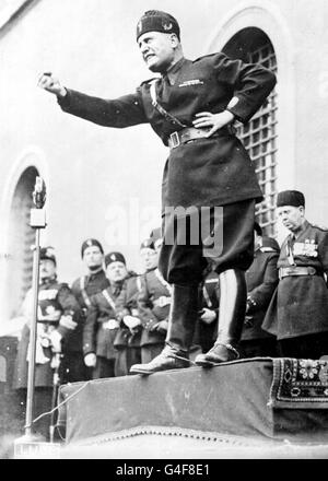 13/09/1943 - ON THIS DAY IN 1943 - Italian Fascist leader, Benito Mussolini, is rescued from a mountain-top prison by German Paratroopers under the Command of Otto Skorzeny MUSSOLINI: ITALIAN FASCISTS LOOK ON AS BENITO MUSSOLINI, 'IL DUCE', DELIVERS A SPEECH. c1935. Stock Photo