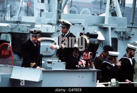 PRINCE CHARLES BERTHING HIS 360 TON MINESWEEPER HMS BRONINGTON AT TOWER PIER FOR HER FIRST VIVIT TO LONDON SINCE HE TOOK COMMAND IN FEBRUARY 1976. Stock Photo