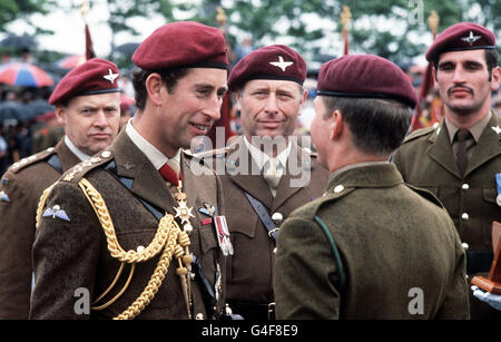 PA NEWS 8/7/78 PRINCE CHARLES, COLONEL-IN-CHIEF OF THE PARACHUTE REGIMENT, TALKING TO A YOUNG RECRUIT AT THE AIRBORNE FORCES DAY PARADE IN ALDERSHOT. Stock Photo