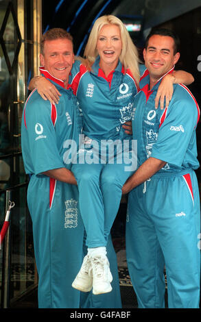 PA NEWS 24/9/98 MODEL CAPRICE REVEIVES A HELPING HAND FROM ENGLAND CRICKETERS ADAM HOLLIOAKES AND ALEC STEWART DURING THE LAUNCH OF THE TWELVE NEW KITS FOR THE TEAMS COMPETING IN THE 1999 CRICKET WORLD CUP AT THE FASHION CAFE IN LONDON. Stock Photo