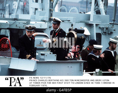 PA NEWS 12/11/76 PRINCE CHARLES BERTHING HIS 360 TON MINESWEEPER HMS BRONINGTON AT TOWER PIER FOR HER FIRST VIVIT TO LONDON SINCE HE TOOK COMMAND IN FEBRUARY 1976. Stock Photo