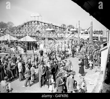 Festival of Britain pleasure gardens and funfair, Battersea Park ...