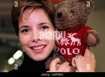 PA News 1/12/98 Ballerina Darcey Bussell at Great Ormond Street Hospital for Sick Children, London, where she presented Ralph Lauren teddy bears to children suffering from cancer. Stock Photo