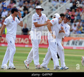 Cricket - npower Second Test - Day Four - England v India - Trent Bridge. England's Tim Bresnan is congratulated by Graeme Swann (far right) after taking the wickey of India's Suresh Raina Stock Photo