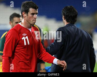 Wales' Gareth Bale (left) walks dejected past manager Gary Speed (right) after final whistle Stock Photo