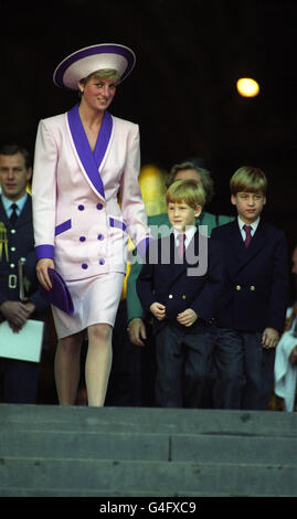 Diana, The Princess of Wales, accompanied by her children, Prince William (r) and Prince Harry, attend a service at St Paul's Cathedral to commemorate the 50th anniversary of the Blitz. Stock Photo