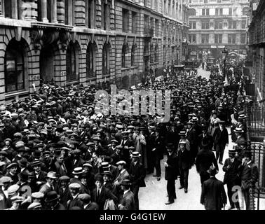 The scene outside the Enlisting Office in Thogmorton Street, London, at the beginning of the First World War. Stock Photo