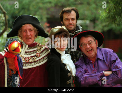 PA NEWS 20/10/98 (FROM LEFT): COMEDY ACT ROD HULL AND EMU, KATE WESTON, MARK HAYFORD AND BBC WEATHERMAN IAN MCCASKILL AT A PHOTOCALL FOR THE PANTOMIME 'PUSS IN BOOTS' WHICH WILL PLAY AT THE THEATRE ROYAL IN WINDSOR FROM DEMBER 9 UNTIL JANUARY 16. Stock Photo