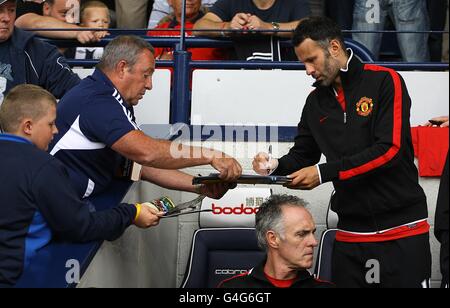 Soccer - Barclays Premier League - West Bromwich Albion v Manchester United - The Hawthorns. Manchester United's Ryan Giggs (right) signs autographs for fans Stock Photo