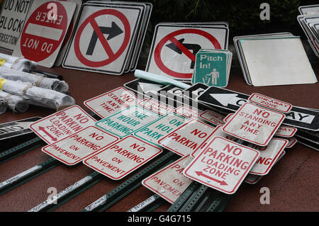 American style signs in preparation for the filming of World War Z in George Square, Glasgow. Stock Photo