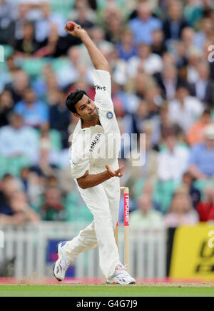 Cricket - npower Fourth Test - Day One - England v India - The Kia Oval. India's Rudra Pratap Singh bowls during the npower Fourth Test at The Kia Oval, London. Stock Photo