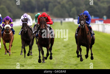 Blue Bunting (blue cap) ridden by Frankie Dettori comes home to win The Darley Yorkshire Oaks Stock Photo