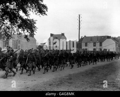 1916: British soldiers from a Scottish Highland regiment on the march in northern France during the First World War. The Officer at the head of the column wears his claymore broadsword. Picture part of PA First World War collection. Stock Photo