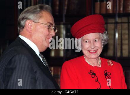 Her Majesty the Queen meets Bank of England Governer Eddie George at the Bank of England in London today (Wednesday 18th November 1998) during her tour of financial institutions in the City. WPA Rota photo by Fiona Hanson/PA. Stock Photo