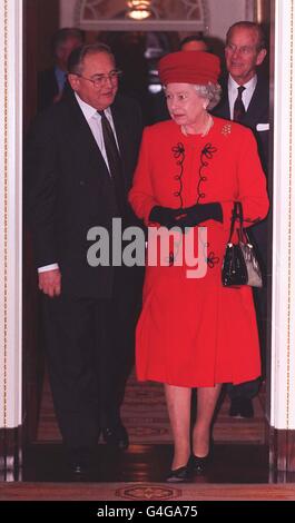 Her Majesty the Queen and the Duke of Edinburgh meet Bank of England Governer Eddie George at the Bank of England in London today (Wednesday 18th November 1998) during her tour of financial institutions in the City. WPA Rota photo by Fiona Hanson/PA. Stock Photo