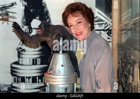 PA NEWS PHOTO 3/9/90 HOLLYWOOD ACTRESS FAY WRAY CAME FACE TO FACE WITH HER MOST FAMOUS CO-STAR, KING KONG FOR THE FIRST TIME IN 57 YEARS IN LONDON Stock Photo