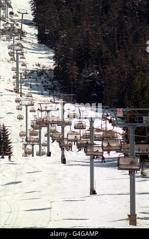 PA NEWS 29/3/98  A CHAIRLIFT CARRYING SKIERS AND SNOWBOARDERS UP A MOUNTAIN AT THE WHISTLER MOUNTAIN SKI RESORT IN CANADA. Stock Photo