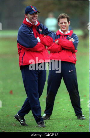 PA NEWS PHOTO 25/11/98 ENGLAND RUGBY UNION COACH CLIVE WOODWARD AND PLAYER KIERAN BRACKEN (RIGHT) DURING TRAINING AT THE BANK OF ENGLAND GROUND IN ROEHAMPTON, AHEAD OF THEIR MATCH AGAINST AUSTRALIA, AT TWICKENHAM. Stock Photo