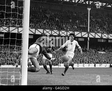 PORTUGAL'S GOALKEEPER JOSE PEREIRA TAKES A FLYING LEAP BUT FAILS TO STOP A SHOT BY NORTH KOREA'S LE DONG WOON TO GIVE NORTH KOREA THEIR SECOND GOAL IN THE WORLD CUP QUARTER-FINAL AT GOODISON PARK, EVERTON DURING THE 1966 WORLD CUP TOURNAMENT Stock Photo