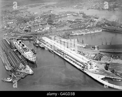 The new passenger terminal at Southampton Docks spans the length of the quay as RMS Queen Mary sits across from it Stock Photo