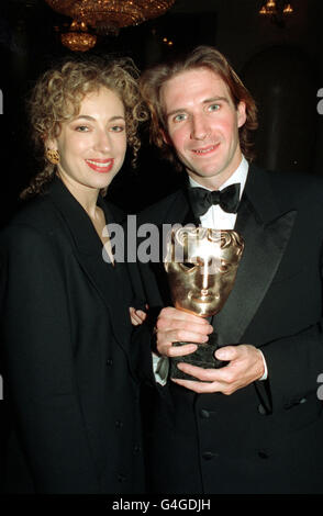 PA NEWS PHOTO 24/4/94  ACTOR RALPH FIENNES WITH HIS WIFE ALEX KINGSTON AND THE BAFTA AWARD FOR BEST SUPPORTING ACTOR IN 'SCHINDLER'S LIST' THAT HE COLLECTED AT THE CEREMONY IN LONDON Stock Photo