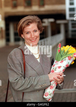 PA NEWS PHOTO 20/1/95 Sophie Rhys-Jones with a bunch of flowers as she arrives at the Public Relations Frim where she works on the occasion of her 30th Birthday. Stock Photo