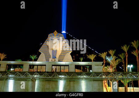 Luxor Hotel & Casino / Night View, Las Vegas, Nevada, USA