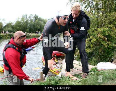 David Walliams stops for a break in Wittenham, Oxfordshire, during his attempt to swim the entire length of the River Thames to raise money for Sport Relief. Stock Photo