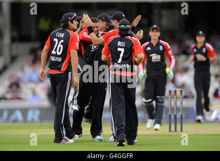 Cricket - Natwest Series - Third One Day International - England v India - The Kia Oval. England's Tim Bresnan (centre left) celebrates with team mates after taking the wicket of India's MS Dhoni . Stock Photo