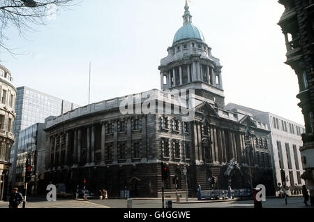 PA NEWS PHOTO FEBRUARY 1979 THE CENTRAL CRIMINAL COURT (THE OLD BAILEY) IN LONDON * 8/1/2001: A woman judge was taken to hospital from the Old Bailey after she was injured in a terrifying attack in court. Judge Ann Goddard, 64, lay on the floor bleeding from her face after a man accused of killing his partner with a sword leaped out of the dock and punched her. He struck several punches before barristers, police and court officials grabbed him. Stock Photo