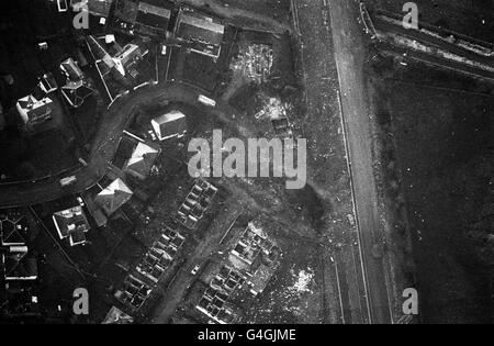 PA NEWS PHOTO 22/12/88 AN AERIAL VIEW SHOWING THE MASSIVE CRATER NEXT TO THE A74 MAIN ROAD AND HOUSES DEVASTATED BY THE PAN AM BOEING 747 JUMBO JET WHICH CRASHED INTO THE SCOTTISH TOWN OF LOCKERBIE, NEAR DUMFRIES, SCOTLAND * 30/01/2001: Three judges will be returning to court 31/01/2001 in Camp Zeist in Holland to announce the fate of the two Libyans accused of planting the bomb that destroyed a Pan-Am Boing 747 over Lockerbie in December 1998, killing 270 people. Stock Photo