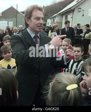 Britain's Prime Minister Tony Blair meets pupils from Ynysborth Junior school during a visit to Bryncynon, S Wales, Friday November 27, 1998 . It was the Prime Minister's first visit to Wales since the resignation of the former Welsh Secretary Ron Davies, last month. See PA story POLITICS Blair. PA photo: David Jones **EDI** Stock Photo