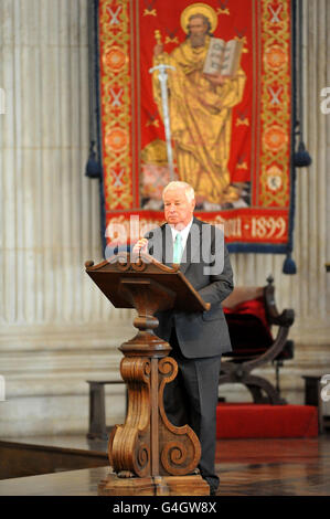 US Ambassador to the UK Louis B Susman gives a reading at a memorial service at St Paul's Catherdral, London, to commemorate the tenth anniversary of the 9/11 terrorist attacks in the America. Stock Photo
