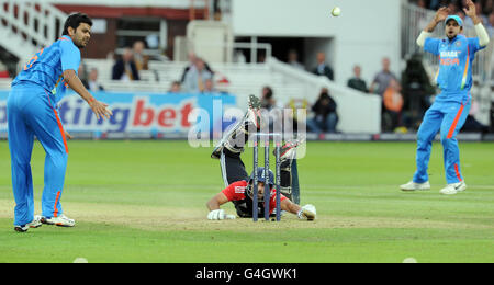 India's Rudra Pratap Singh (left) looks on as England's Ravi Bopara dives to avoid a run out from Virat Kholi (right) during the Fourth ODI at Lords Cricket Ground, London. Stock Photo