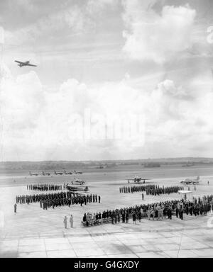 A Spitfire of the Battle of Britain Flight soars over the parade at Royal Air Force station Odiham, Hampshire, during a ceremony in which Fighter Command of the RAF presented a Spitfire to the United States Air Academy, Denver, Colorado, for display in its museum. Stock Photo