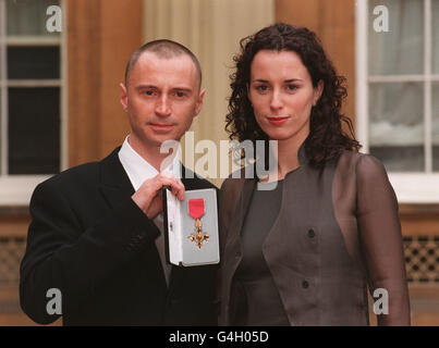 Actor Robert Carlyle and his wife, Anastasia, at Buckingham Palace after he received his OBE from Britain's Queen Elizabeth II. Carlyle has starred in the TV series 'Hamish Macbeth', & the hit British films 'Trainspotting' & 'The Full Monty', amongst others. Stock Photo