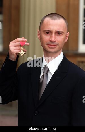 Actor Robert Carlyle at Buckingham Palace after he received his OBE from Britain's Queen Elizabeth II. Carlyle has starred in the TV series 'Hamish Macbeth', & the hit British films 'Trainspotting' & 'The Full Monty', amongst others. Stock Photo