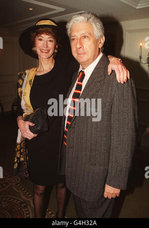 PA NEWS PHOTO 30/11/98 ACTRESS MAUREEN LIPMAN AT THE SAVOY HOTEL IN LONDON FOR THE EVENING STANDARD THEATRE AWARDS. Stock Photo