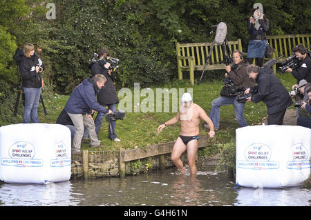 David Walliams begins his attempt to swim the entire length of the River Thames to raise money for Sport Relief, at Lechlade, Gloucestershire. Stock Photo