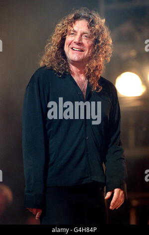 PA NEWS PHOTO 10/12/98  ROCK SINGER ROBERT PLANT, FORMERLY OF LED ZEPPELIN. ON STAGE AT THE AMNESTY INTERNATIONAL CONCERT CELEBRATING THE 50TH ANNIVERSARY OF THE UNIVERSAL DECLARATION OF HUMAN RIGHTS. THE CONCERT WAS PRESENTED BY THE BODY SHOP, AT THE BERCY STADIUM IN PARIS Stock Photo