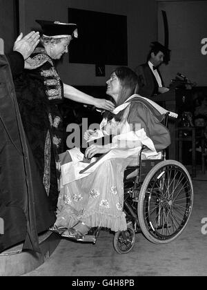 PA NEWS PHOTO 30/11/79 THE QUEEN MOTHER (CHANCELLOR OF UNIVERSITY) CONFERRING AN HONORARY DEGREE OF DOCTOR OF MUSIC ON JACQUELINE DU PRE, THE CELLIST STRUCK DOWN WITH MULTIPLE SCLEROSIS AT THE UNIVERSITY OF LONDON AFTER THE FOUNDATION DAY DINNER Stock Photo