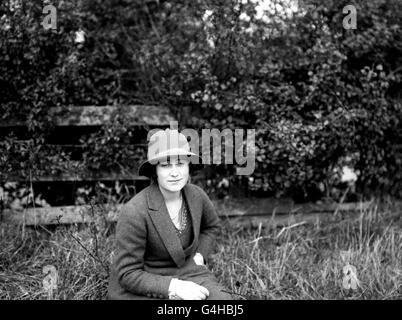 Lady Elizabeth Bowes-Lyon, later Queen Elizabeth and the Queen Mother, in her garden at St Paul's Walden. Stock Photo