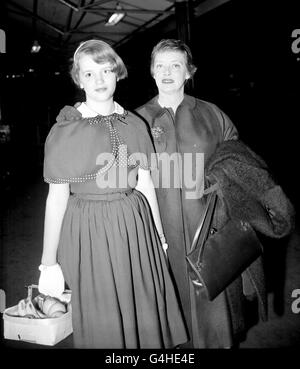 FILM ACTRESS BETTE DAVIS WITH HER 11-YEAR OLD DAUGHTER BARBARA DAVIS MERRILL LEAVING LONDON'S VICTORIA STATION FOR NORTHERN FRANCE WHERE BETTE WILL VISIT THE LOCATION OF HER NEW FILM 'THE SCAPEGOAT' Stock Photo