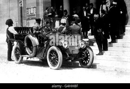 JUNE 28TH : On this day in 1914 Archduke Franz Ferdinand was assassinated, an act which led directly to the outbreak of the First World War. PA NEWS PHOTO 1914 THE ARCHDUKE FRANZ FERDINAND AND THE DUCHESS OF HOHENBURG (BOTH OBSCURED) LEAVING THE TOWN HALL OF SARAJEVO TWO MINUTES BEFORE THEY WERE ASSASSINATED, AN ACT WHICH LED DIRECTLY TO THE OUTBREAK OF THE FIRST WORLD WAR. Stock Photo