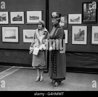 Queen Mary and the Duchess of York (later the Queen Mother) at a Civil Service art exhibition. Stock Photo