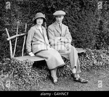 The Duke and Duchess of York (later King George VI and the Queen Mother) seated after a walk in the grounds of Polesden Lacey, near Dorking, Surrey, where they spent their Honeymoon. Stock Photo