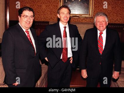 Prime Minister Tony Blair (centre) flanked by SDLP leader John Hume (left) and Dennis Pickard of Ratheon Jets, in the House of Commons, where they met to discuss decommissioning. Stock Photo